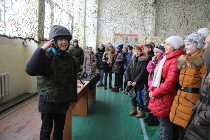 Иркутск. Школьники во время экскурсии по войсковой части.