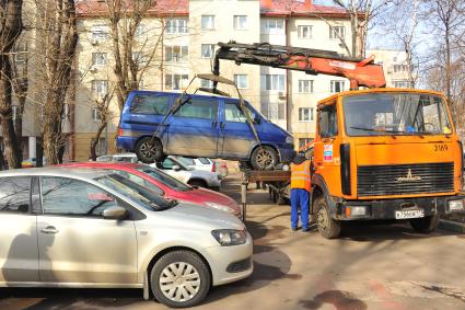 Москва. Эвакуация неправильно припаркованного автомобиля.