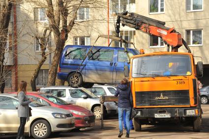 Москва. Эвакуация неправильно припаркованного автомобиля.