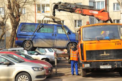 Москва. Эвакуация неправильно припаркованного автомобиля.