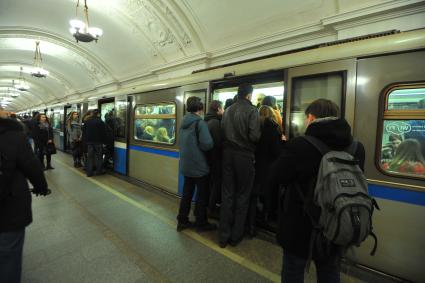 Москва. Пассажиры на Калужско-Рижской линии столичного метро во время особого режима движения поездов, связанного с ремонтными работами.