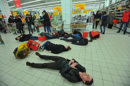 Москва. В магазине `Ашан ` ТЦ` Гагаринский`участники общественной организации `Правда о еде` провели масштабный флешмоб против  `налога на бедных`.  На  переднем плане - координатор  акции Максим Ракша.