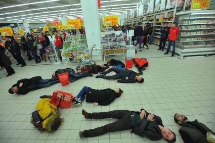 Москва. В магазине `Ашан ` ТЦ` Гагаринский`участники общественной организации `Правда о еде` провели масштабный флешмоб против  `налога на бедных`.