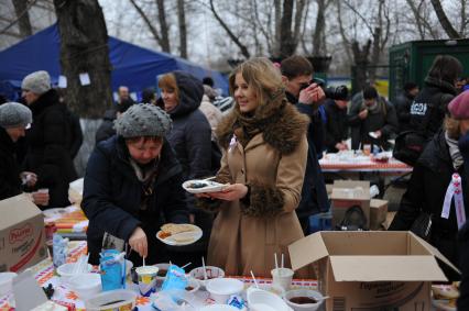 Москва. Перед концертом Дмитрия Певцова, посвященного дню рождения программы `Возвращение`, бездомных накормили масленичными  блинами и напоили чаем.