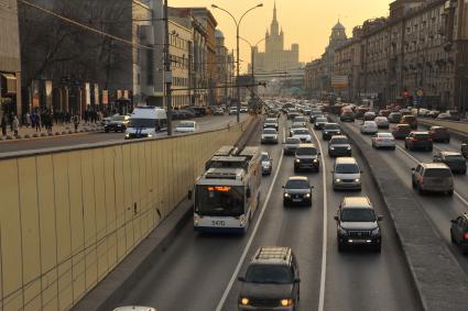 Москва. Троллейбус маршрута `Б` в потоке машин на  Садовом кольце.