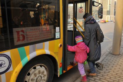 Москва. Пассажиры заходят в троллейбус маршрута `Б` на Садовом кольце.