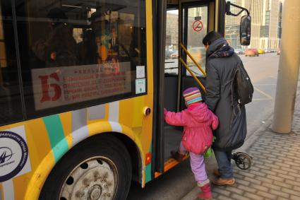 Москва. Пассажиры заходят в троллейбус маршрута `Б`  на  Садовом кольце.