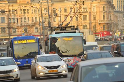 Москва. Троллейбус маршрута `Б` в потоке машин на  Садовом кольце.