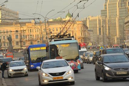 Москва. Троллейбус маршрута `Б` в потоке машин на  Садовом кольце.