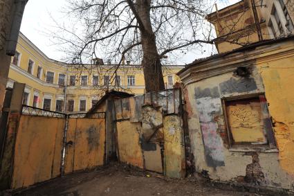 Москва. Во дворе бывшего доходного  дома  с чайным магазином Торгового дома Расторгуевых известный  как `Дом с атлантами` на улице Солянка,  получившего  статус выявленного объекта культурного наследия.