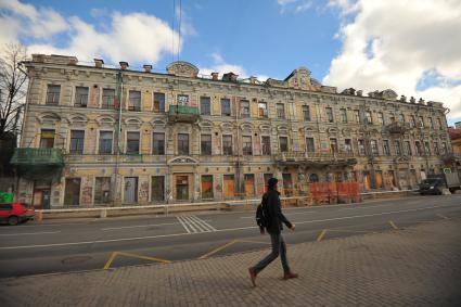 Москва. Бывший доходный дом с чайным магазином Торгового дома Расторгуевых известный  как `Дом с атлантами` на улице Солянка,  получивший статус выявленного объекта культурного наследия.