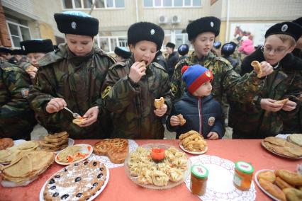 Ставрополь. Учащиеся кадетской школы имени генерала А. П. Ермолова во время празднования Масленицы.