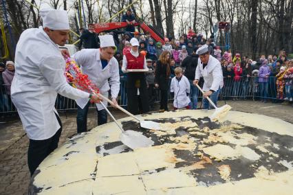 Ставрополь. Народные гуляния и выпекание блинов  во время празднования Широкой Масленицы.