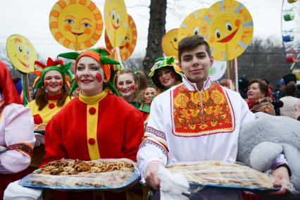 Ставрополь.Народные гуляния и угощение блинами   во время празднования Широкой Масленицы.