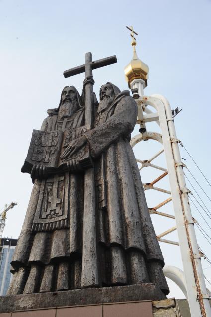 Владивосток.   Памятник cвятым Кириллу и Мефодию.