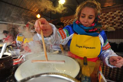 Москва.  Выпекание блинов во время празднования Масленицы  в Парке Горького.