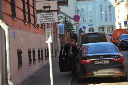 Москва. В центре  города  установили знак `Парковка только для резидентов`.