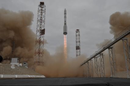 Байконур.  С космодрома `Байконур` стартовала ракета-носитель `Протон-М` с первой российско-европейской станцией для поиска жизни на Марсе. Совместный проект Роскосмоса и Европейского космического агентства назвали `Экзомарс-2016`.