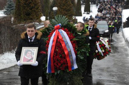 Москва.   Во время церемонии прощания с актрисой Натальей Крачковской на Троекуровском кладбище.