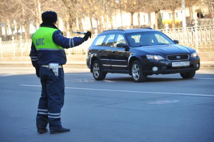 Москва. Сотрудник ДПС помогает  на улице города