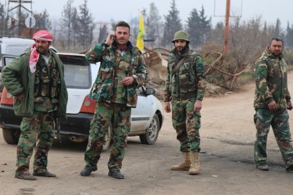 Сирия, провинция Алеппо. Военнослужащие сирийской армии на освобожденной части трассы Дамаск - Алеппо.