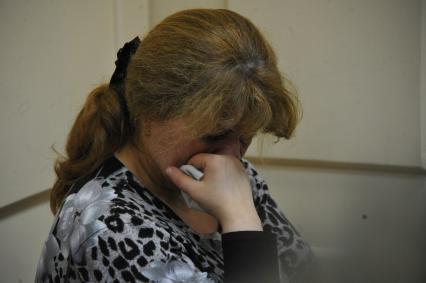 Москва. Мама 17-летнего москвича, подозреваемого в заказном убийстве 12-летней девочки в районе Люблино, в зале Кузьминского суда.