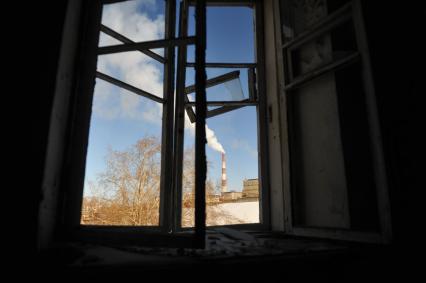 Карабаш. Вид из окна на трубу завода в разрушенном доме.