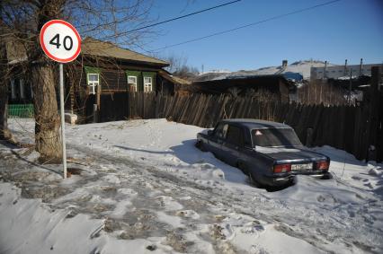 Карабаш.  Машина в снегу на улице города.