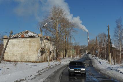 Карабаш.  Улица в городе на фоне дымящей трубы.