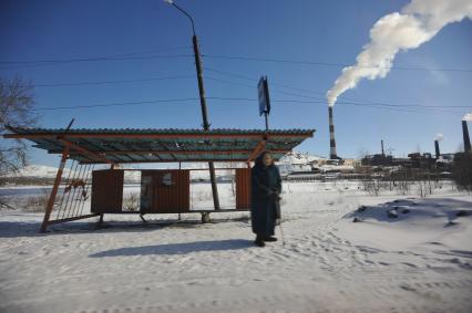 Карабаш.  Местная жительница на автобусной остановке.