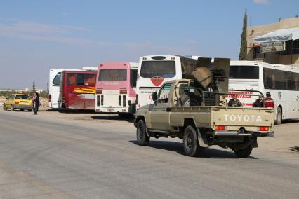 Сирия. Пассажирские автобусы, остановившиеся на заблокированной боевиками ДАИШ трассе Хомс - Алеппо.