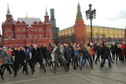 Москва. Филипп Киркоров  и его поклонники устроили  на Манежной площади флешмоб в честь премьеры артиста, которая состоялась накануне.