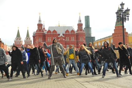 Москва. Филипп Киркоров  и его поклонники устроили  на Манежной площади флешмоб в честь премьеры артиста, которая состоялась накануне.