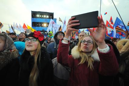 Москва. Участники митинга-концерта `Мы вместе`на Васильевском спуске,приуроченного к двухлетней годовщине воссоединения Республики Крым и города Севастополя с Российской Федерацией.