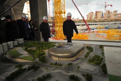 Москва.  Мэр Москвы Сергей Собянин (справа) во время осмотра реконструкции стадиона `Динамо`.