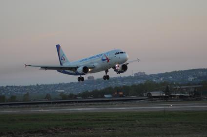 Иркутск. Самолет Airbus  A320  Уральских авиалиний  (Ural Airlines).