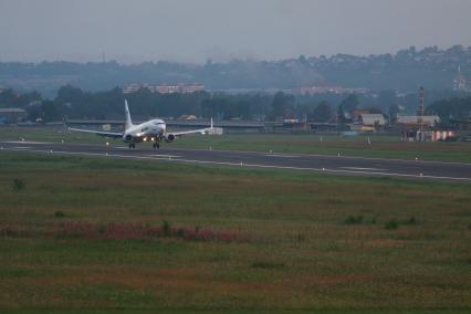 »ркутск. —амолет авиакомпании ` ё“эйр` (UTAIR).