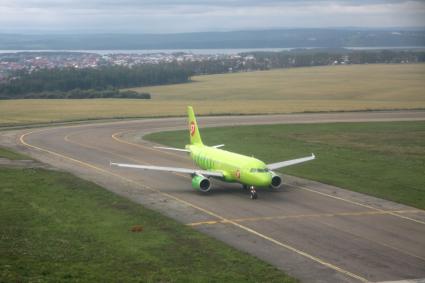 Иркутск. Самолет  Airbus A319 авиакомпании S7 Airlines на взлетной полосе.