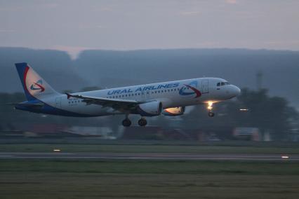 Иркутск. Самолет Airbus  A320  Уральских авиалиний  (Ural Airlines).