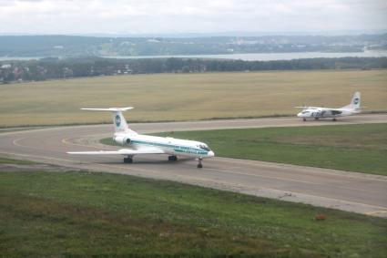 Иркутск. Самолет авиакомпании Алроса  Ту-134Б на взлетной полосе.