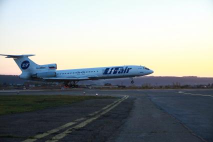 Иркутск. Самолет Ту 154 М авиакомпании UTAIR на взлетной полосе.