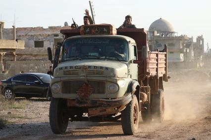 Сирия, Осман. Бойцы сирийской армии на одной из улиц освобожденного от боевиков населенного пункта Осман в провинции Дераа.