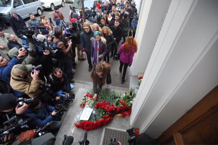 Москва. Возложение цветов к посольству Бельгии в память о погибших в результате серии терактов в Брюсселе.