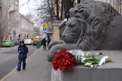 Москва. Возложение цветов к посольству Бельгии в память о погибших в результате серии терактов в Брюсселе.