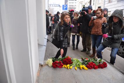 Москва. Возложение цветов к посольству Бельгии в память о погибших в результате серии терактов в Брюсселе.