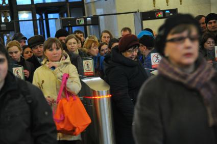 Москва. Пассажиры  в час пик на  входе станции `Октябрьская` кольцевой линии столичного метро во время особого режима движения поездов, связанного с ремонтными работами.