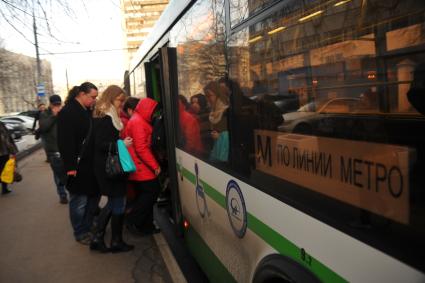 Москва. Бесплатный автобусный маршрут для пассажиров метро  во время ремонта части Калужско-Рижской лини.