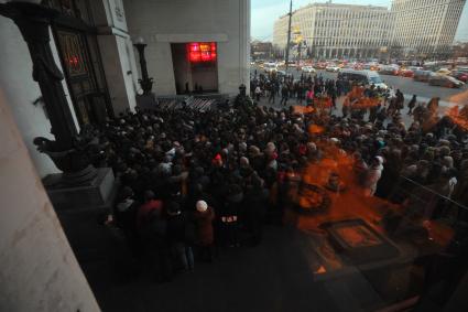 Москва. Толпа  в час пик на  входе станции `Октябрьская` кольцевой линии столичного метро во время особого режима движения поездов, связанного с ремонтными работами.