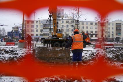 Екатеринбург. Рабочие реконструируют участок улицы, примыкающий к территории Центрального стадиона, в рамках подготовки к Чемпионату мира по футболу 2018 г.