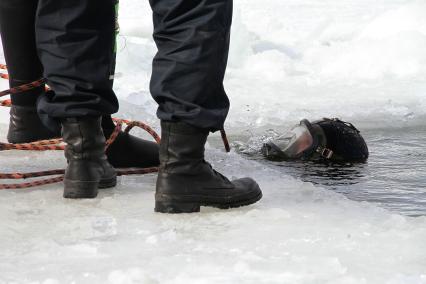 Нижний Новгород.  Сотрудники  МЧС проводят учения  по спасению рыбаков.